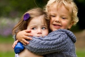 mơ thấy anh trai ruột đánh con gì